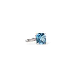 WHITE GOLD LADY'S RING WITH BLUE TOPAZ AND DIAMONDS