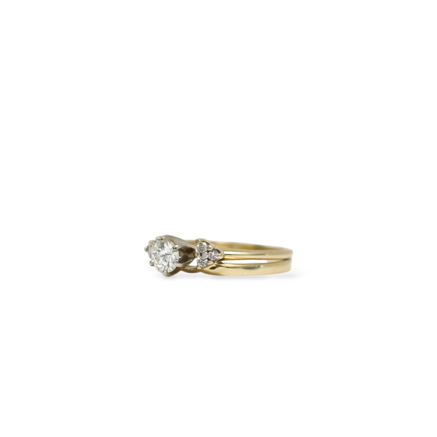 YELLOW GOLD ENGAGEMENT RING WITH SEVEN NATURAL DIAMONDS