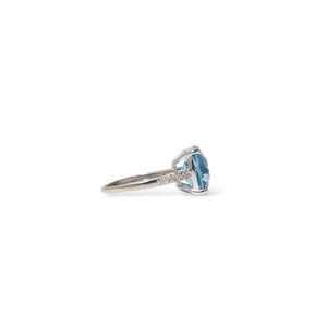 WHITE GOLD LADY'S RING WITH BLUE TOPAZ AND DIAMONDS