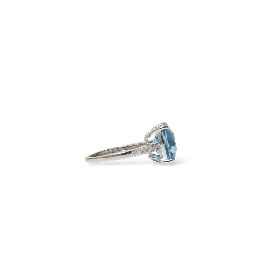 WHITE GOLD LADY'S RING WITH BLUE TOPAZ AND DIAMONDS
