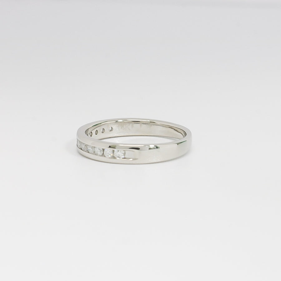 WHITE GOLD LADY'S NATURAL DIAMOND BAND.