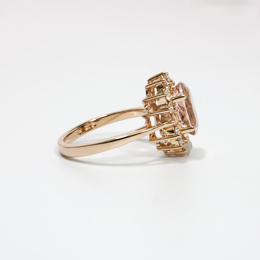 ROSE GOLD MORGANITE AND NATURAL DIAMOND RING.