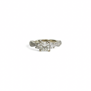 WHITE GOLD LADY'S RING WITH NATURAL DIAMONDS  G.I.A. REPORT