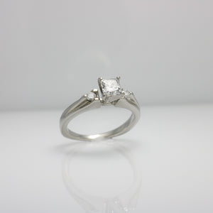 18K WHITE GOLD PRINCESS CUT DIAMOND SOLITAIRE DIAMOND RING