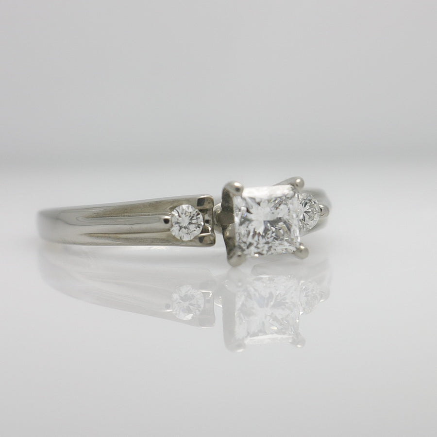 18K WHITE GOLD PRINCESS CUT DIAMOND SOLITAIRE DIAMOND RING