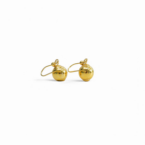 YELLOW GOLD ROUND SPHERE DANGLE HOOK EARRINGS.