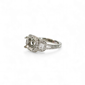 WHITE GOLD SEMI MOUNT RING SETTING FOR A CENTER ROUND STONE