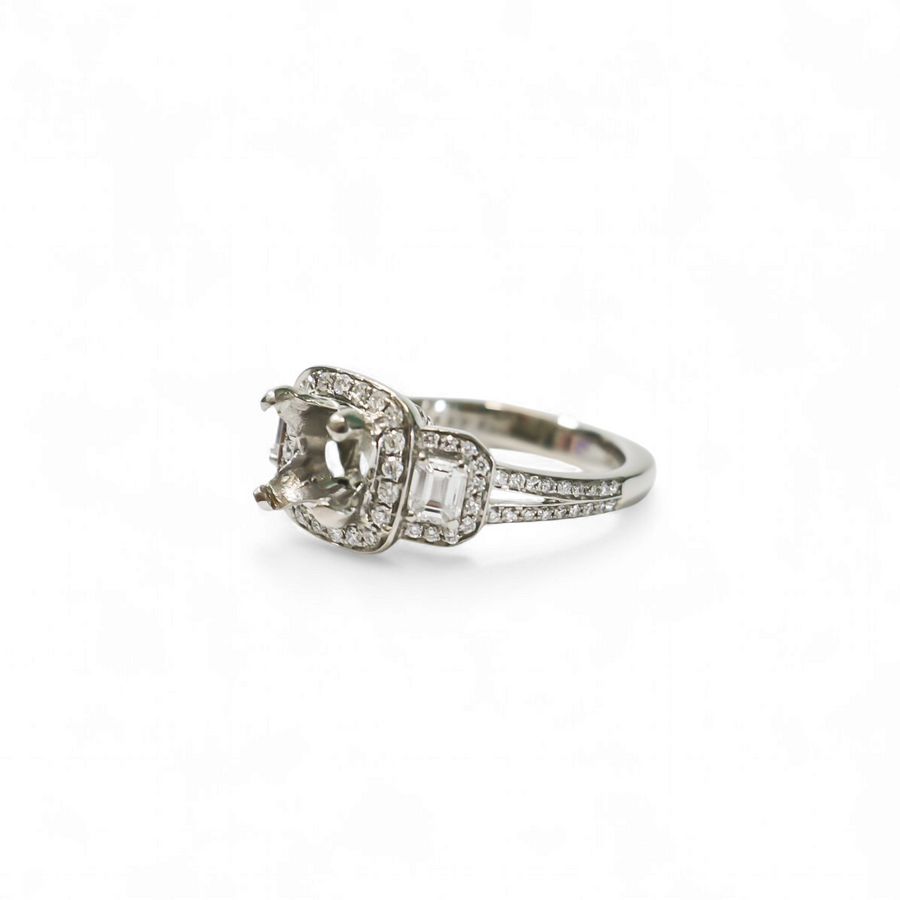 WHITE GOLD SEMI MOUNT RING SETTING FOR A CENTER ROUND STONE