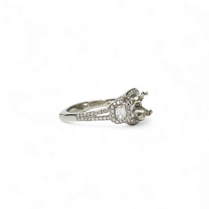 WHITE GOLD SEMI MOUNT RING SETTING FOR A CENTER ROUND STONE